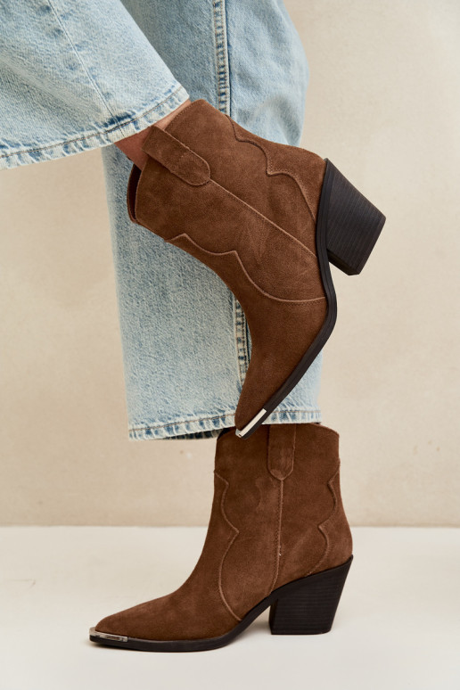 Botas marrones de ante de estilo cowboy aisladas con tacones Pelsa