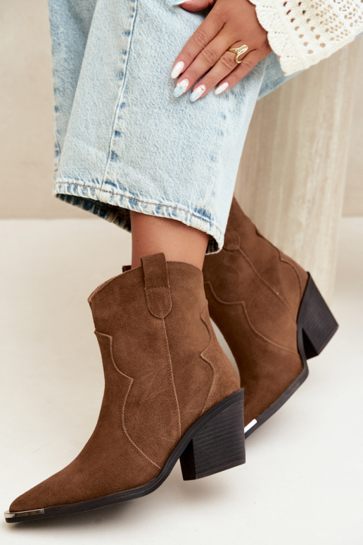 Botas marrones de ante de estilo cowboy aisladas con tacones Pelsa