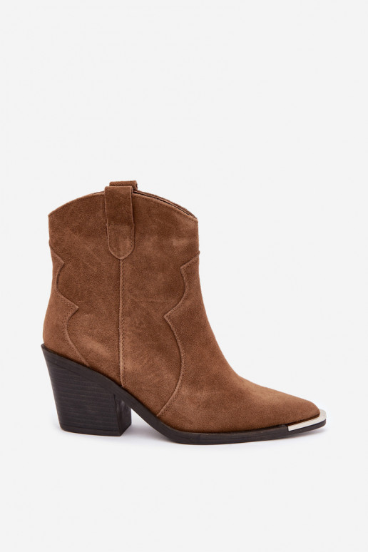 Botas marrones de ante de estilo cowboy aisladas con tacones Pelsa