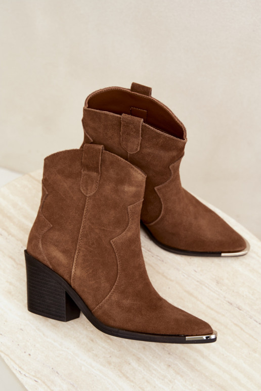 Botas marrones de ante de estilo cowboy aisladas con tacones Pelsa