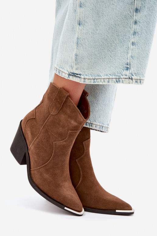 Botas marrones de ante de estilo cowboy aisladas con tacones Pelsa
