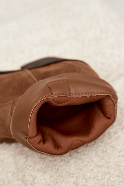 Botas marrones de ante de estilo cowboy aisladas con tacones Pelsa