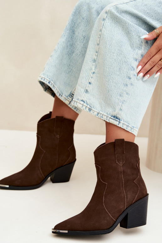 Botas de ante chocolate de estilo cowboy aisladas con tacones Pelsa
