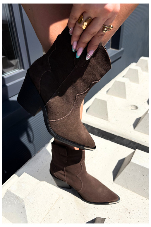 Botas de ante chocolate de estilo cowboy aisladas con tacones Pelsa