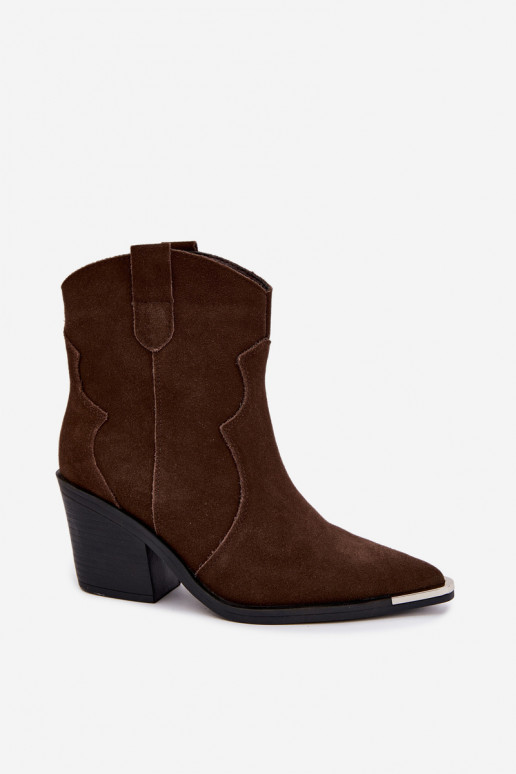 Botas de ante chocolate de estilo cowboy aisladas con tacones Pelsa