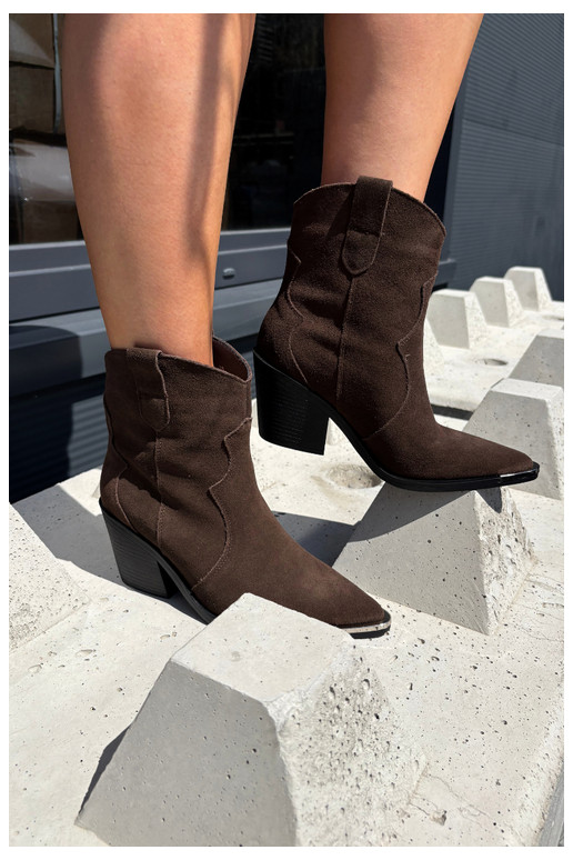 Botas de ante chocolate de estilo cowboy aisladas con tacones Pelsa