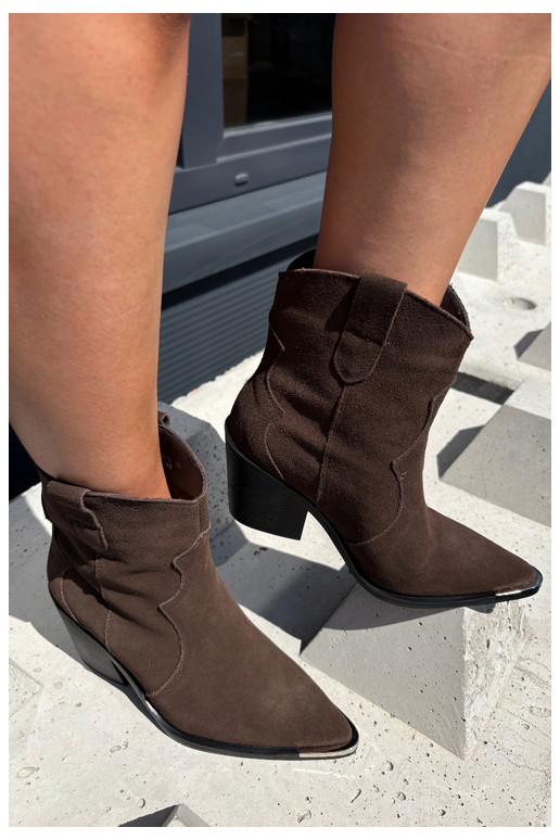 Botas de ante chocolate de estilo cowboy aisladas con tacones Pelsa