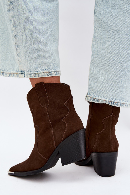 Botas de ante chocolate de estilo cowboy aisladas con tacones Pelsa
