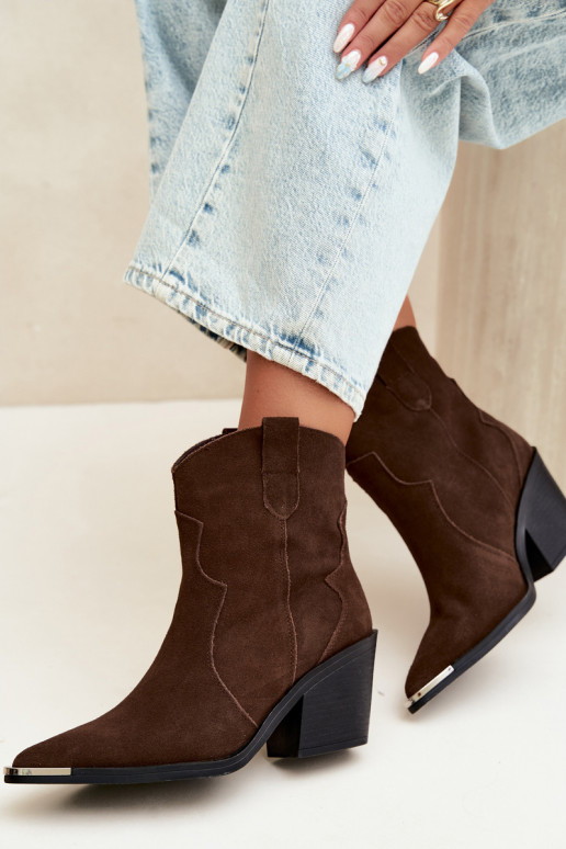 Botas de ante chocolate de estilo cowboy aisladas con tacones Pelsa