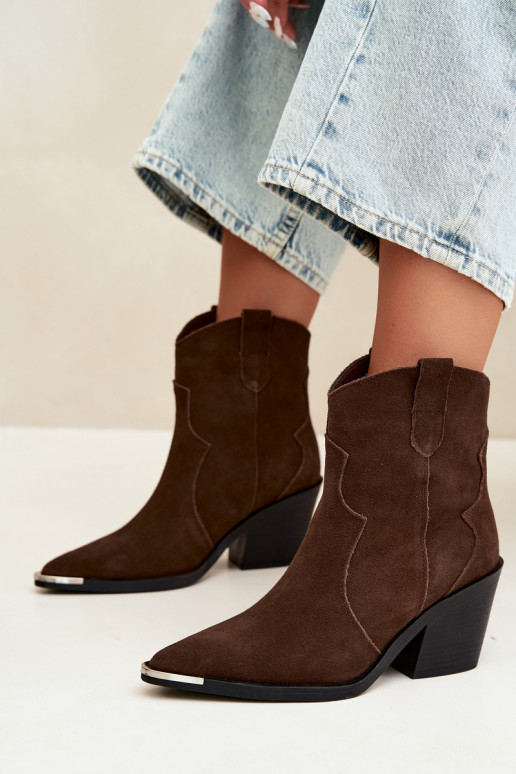 Botas de ante chocolate de estilo cowboy aisladas con tacones Pelsa