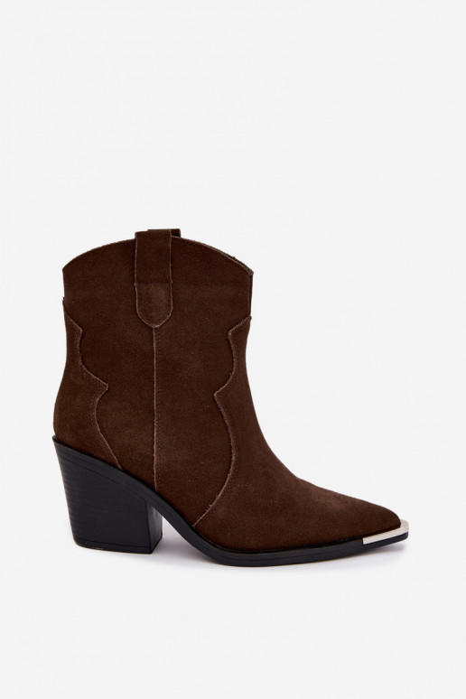Botas de ante chocolate de estilo cowboy aisladas con tacones Pelsa