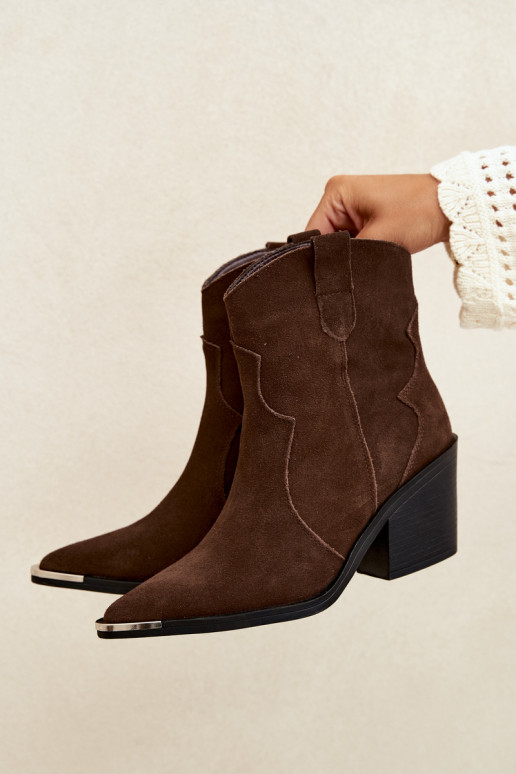 Botas de ante chocolate de estilo cowboy aisladas con tacones Pelsa
