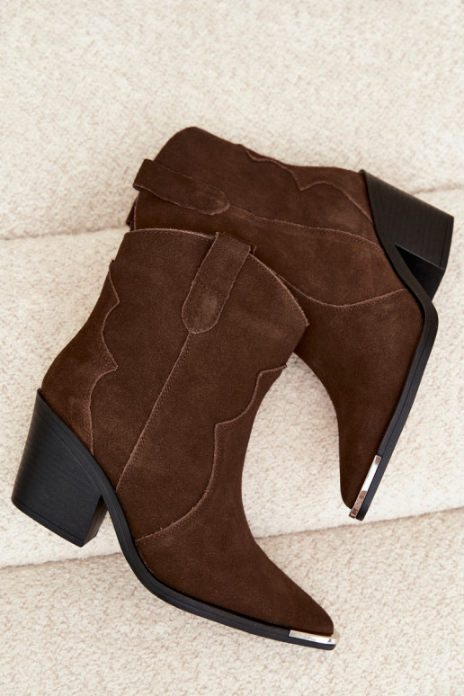 Botas de ante chocolate de estilo cowboy aisladas con tacones Pelsa