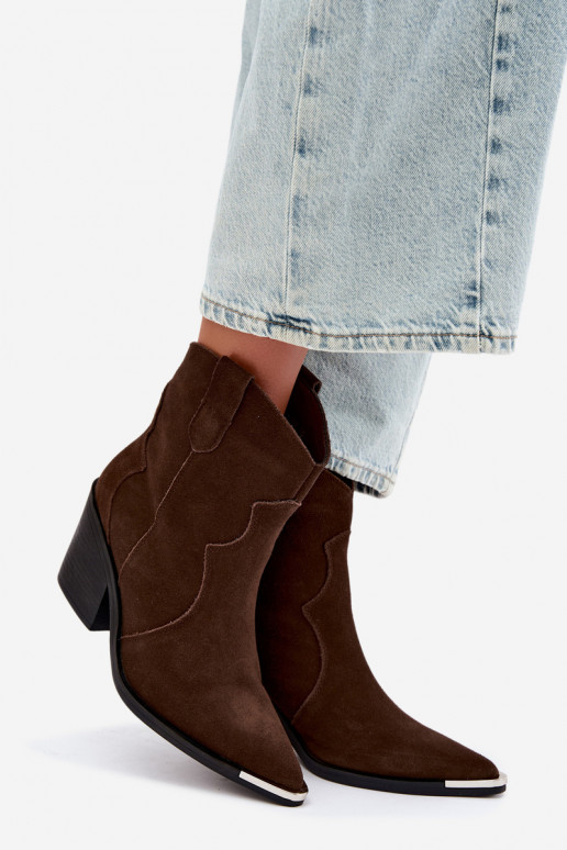 Botas de ante chocolate de estilo cowboy aisladas con tacones Pelsa
