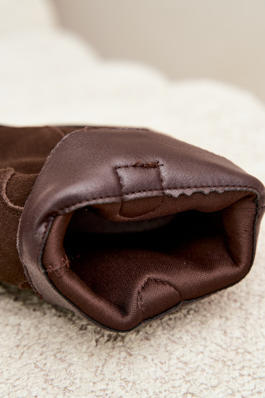 Botas de ante chocolate de estilo cowboy aisladas con tacones Pelsa