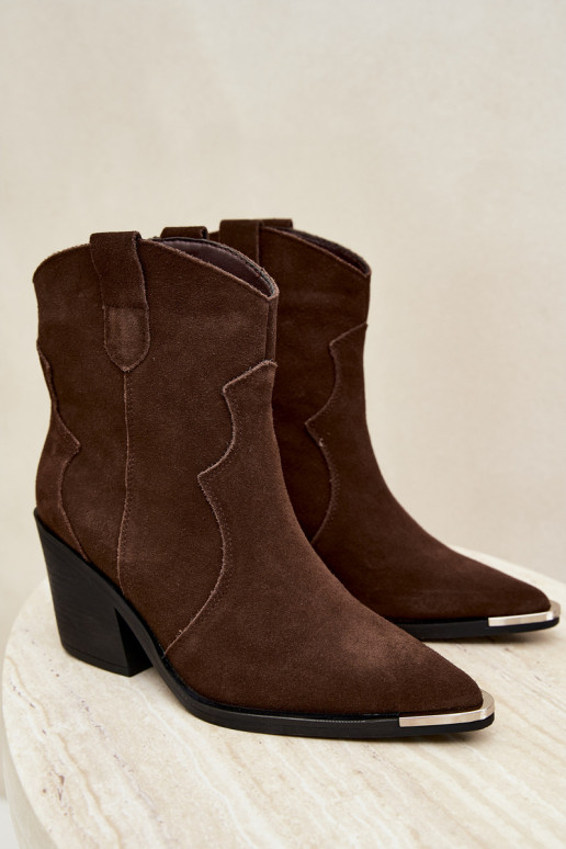 Botas de ante chocolate de estilo cowboy aisladas con tacones Pelsa