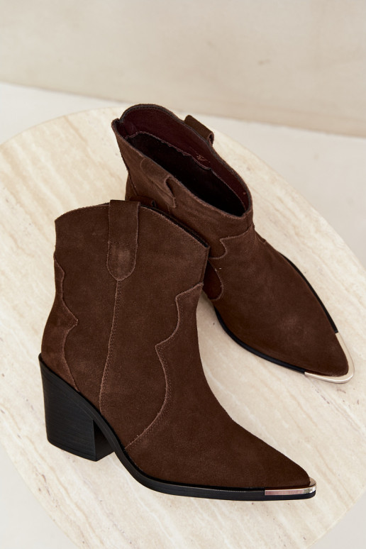 Botas de ante chocolate de estilo cowboy aisladas con tacones Pelsa