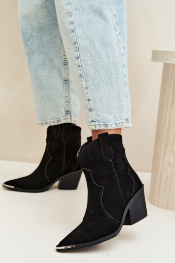 Botas de ante negras de estilo cowboy aisladas con tacones Pelsa