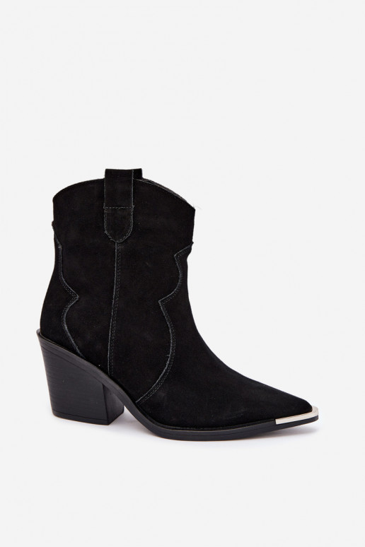 Botas de ante negras de estilo cowboy aisladas con tacones Pelsa