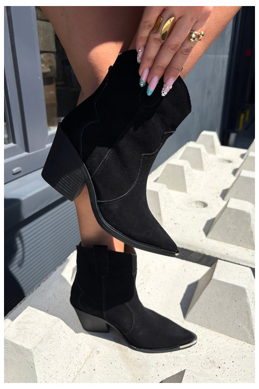 Botas de ante negras de estilo cowboy aisladas con tacones Pelsa