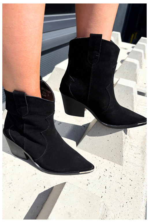 Botas de ante negras de estilo cowboy aisladas con tacones Pelsa