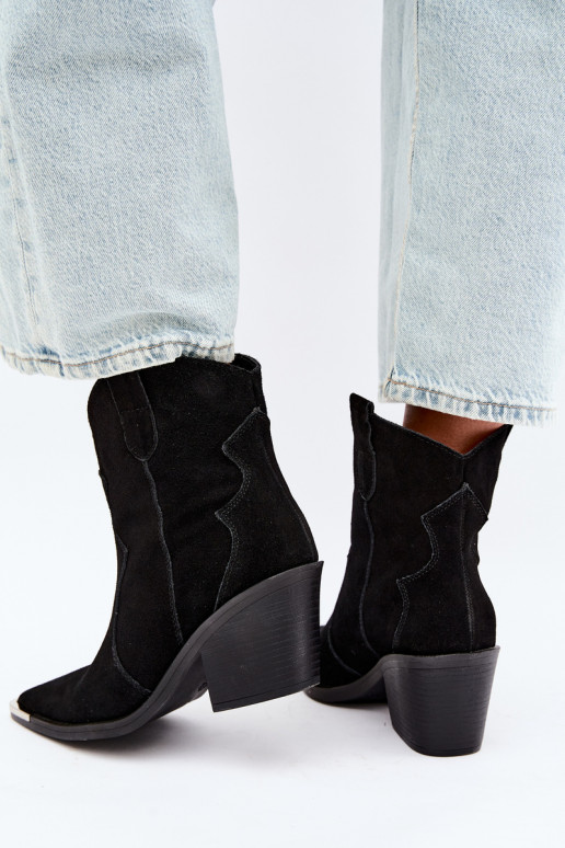 Botas de ante negras de estilo cowboy aisladas con tacones Pelsa