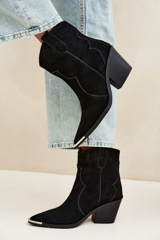 Botas de ante negras de estilo cowboy aisladas con tacones Pelsa