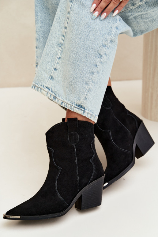 Botas de ante negras de estilo cowboy aisladas con tacones Pelsa