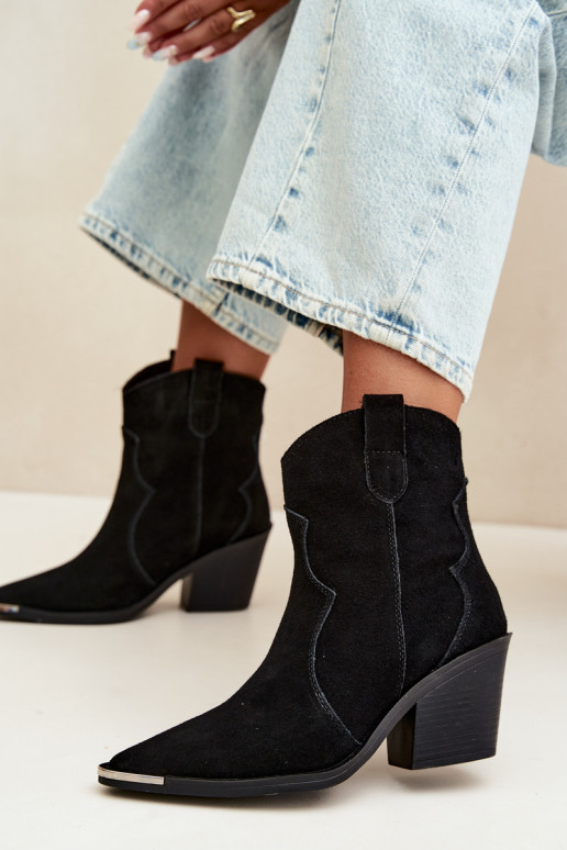 Botas de ante negras de estilo cowboy aisladas con tacones Pelsa