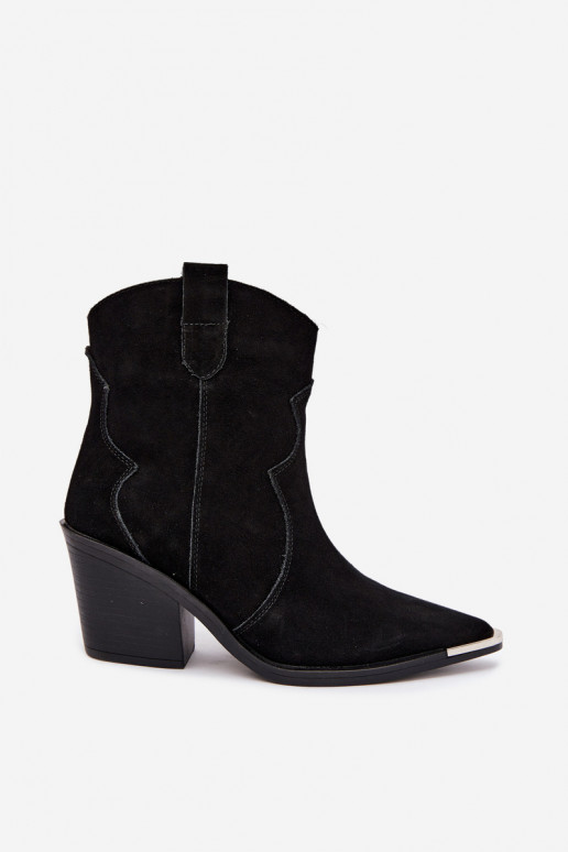 Botas de ante negras de estilo cowboy aisladas con tacones Pelsa