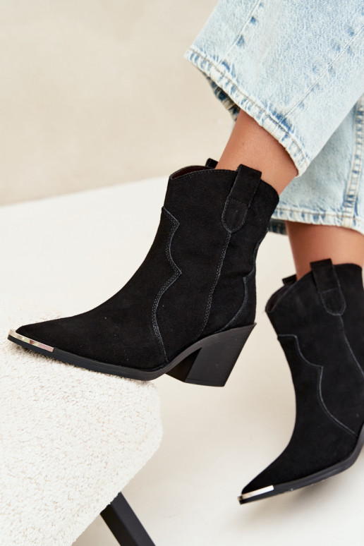Botas de ante negras de estilo cowboy aisladas con tacones Pelsa
