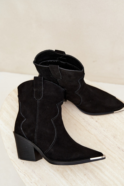 Botas de ante negras de estilo cowboy aisladas con tacones Pelsa