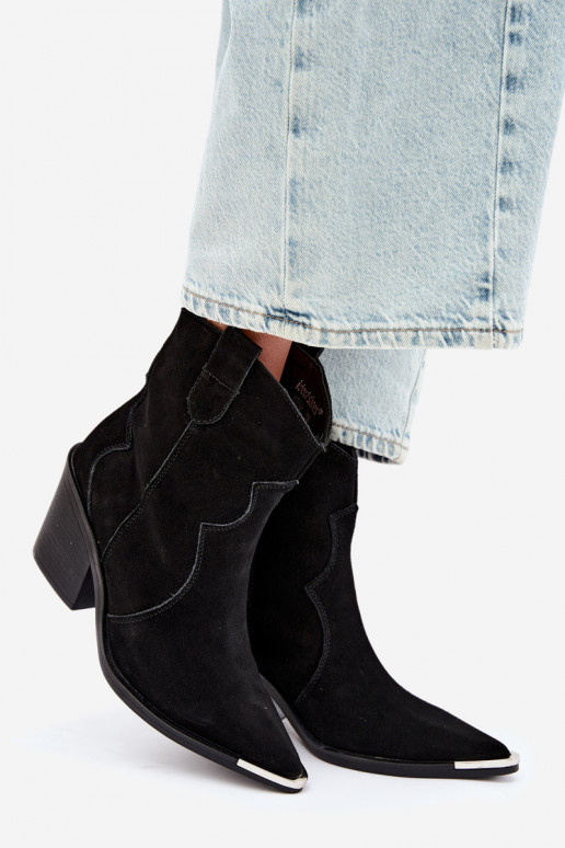 Botas de ante negras de estilo cowboy aisladas con tacones Pelsa
