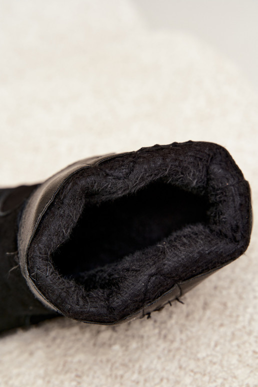 Botas de ante negras de estilo cowboy aisladas con tacones Pelsa