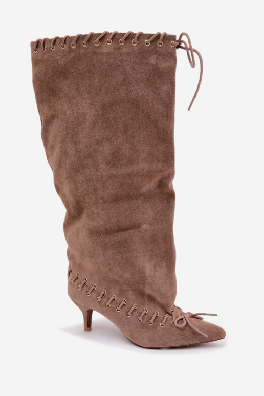 Botas altas con tacón medio de ante sintético con cordones decorativos en color arena Juletta