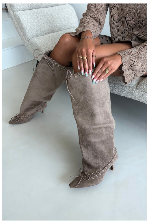 Botas altas con tacón medio de ante sintético con cordones decorativos en color arena Juletta