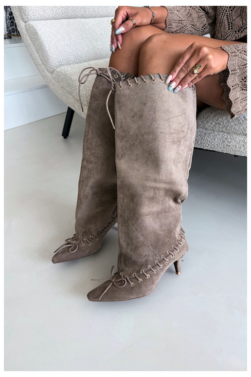 Botas altas con tacón medio de ante sintético con cordones decorativos en color arena Juletta