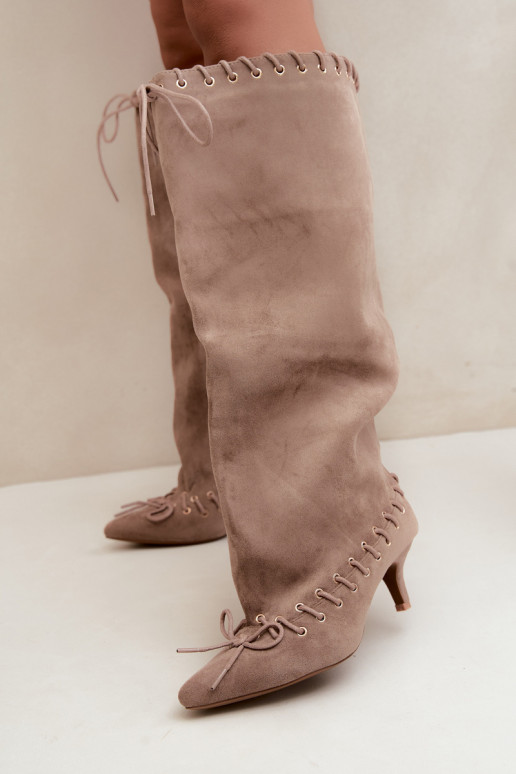 Botas altas con tacón medio de ante sintético con cordones decorativos en color arena Juletta