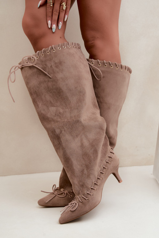 Botas altas con tacón medio de ante sintético con cordones decorativos en color arena Juletta