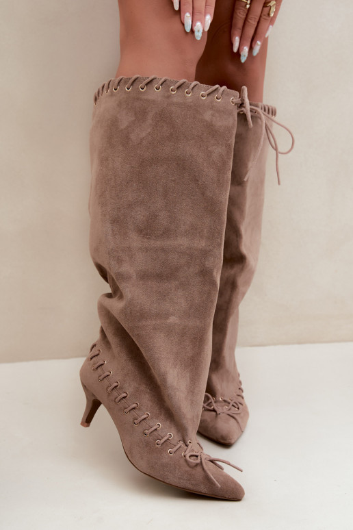 Botas altas con tacón medio de ante sintético con cordones decorativos en color arena Juletta