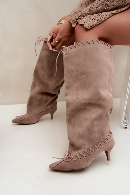 Botas altas con tacón medio de ante sintético con cordones decorativos en color arena Juletta