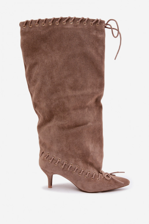 Botas altas con tacón medio de ante sintético con cordones decorativos en color arena Juletta