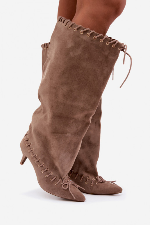 Botas altas con tacón medio de ante sintético con cordones decorativos en color arena Juletta
