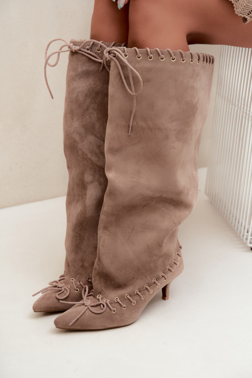 Botas altas con tacón medio de ante sintético con cordones decorativos en color arena Juletta