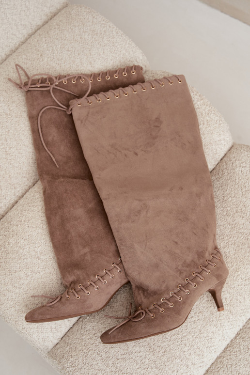 Botas altas con tacón medio de ante sintético con cordones decorativos en color arena Juletta
