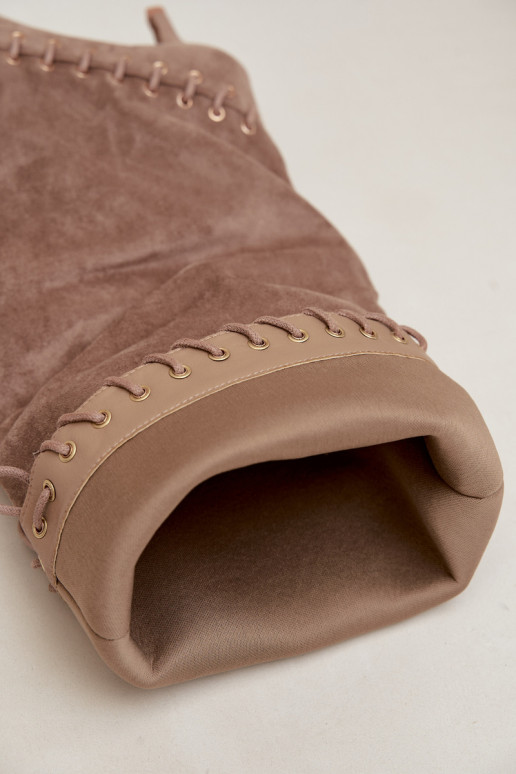 Botas altas con tacón medio de ante sintético con cordones decorativos en color arena Juletta