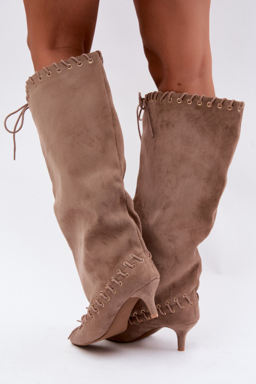Botas altas con tacón medio de ante sintético con cordones decorativos en color arena Juletta