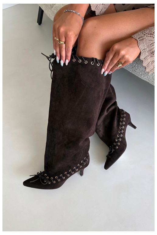 Botas altas con tacón medio de ante sintético con cordones decorativos en color chocolate Juletta