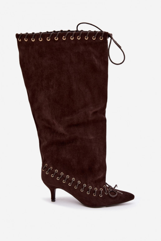 Botas altas con tacón medio de ante sintético con cordones decorativos en color chocolate Juletta