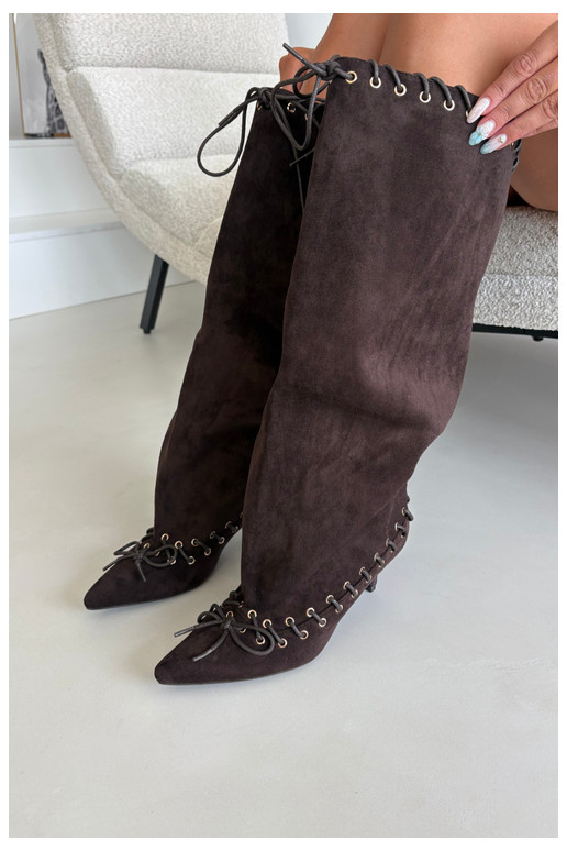 Botas altas con tacón medio de ante sintético con cordones decorativos en color chocolate Juletta